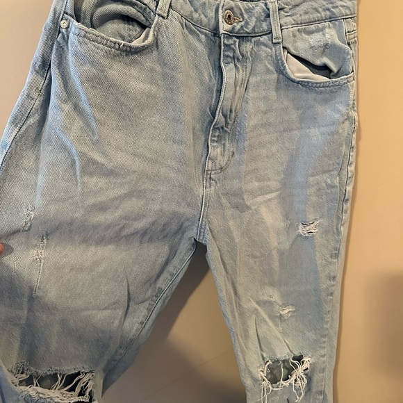 Zara Ripped Mom Fit Distress Jeans Light Wash - Picture 4 of 6